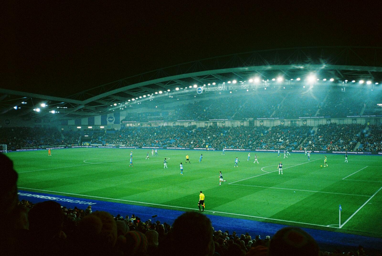 Osvětlený stadion v noci